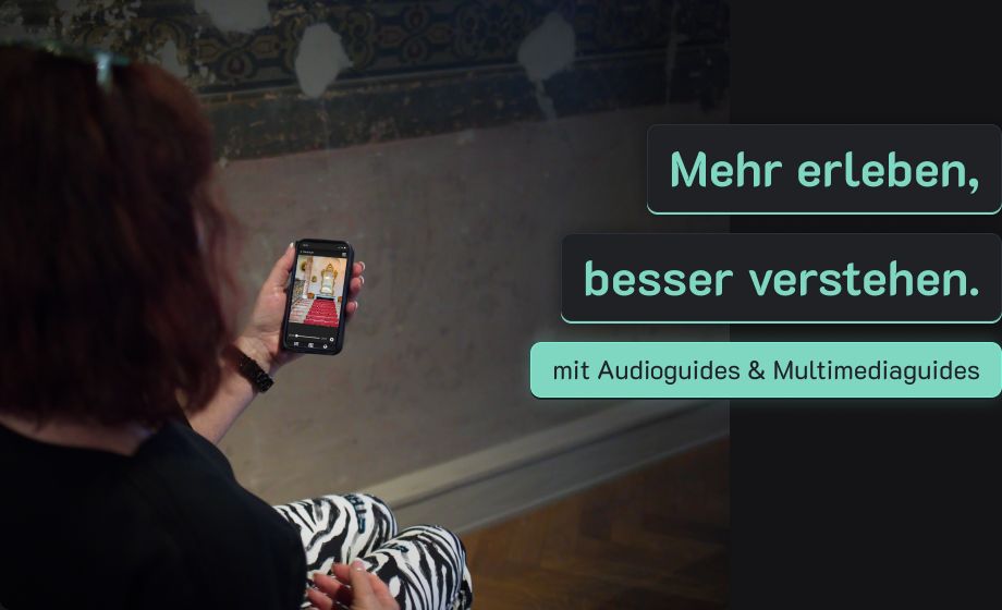 Frau hält Audioguide in der Hand beim Besuch Museum